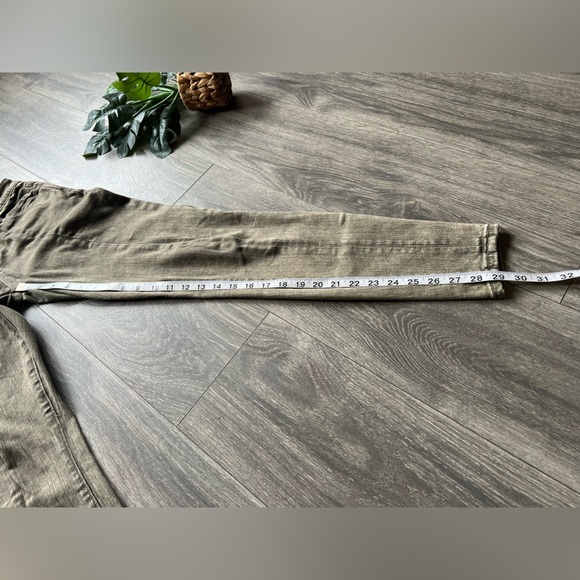 Wash lab cotton poly stretch skinny jeans in a rustic olive color. Size 25 - Picture 9 of 11